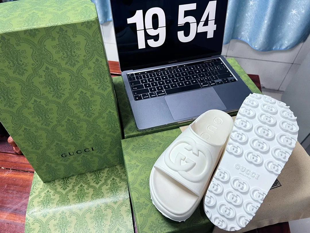 👟👟Ex-factory price 360👟👟 💜Gucci｜Miami 2022 summer macaron color thick-soled slippers💜 Comfortable and versatile, macaron color, thick sole elongates🧚‍♀️Little fairies’ leg lines will become longer in seconds! It looks like a pair of beach shoes on your feet. Imagine walking on the beach wearing these shoes and not getting stuck in the sand at all. The sunset, the beach at dusk 🏖️. And you in the silhouette on the beach, stroking your long hair and fluttering long skirt... 🖤The upper material of the outsole is T👟👟factory price U, so it is very comfortable and effectively relieves the pressure on the feet. ♥️ The shoe height is 4-5CM, which is very suitable for petite girls who are not used to wearing high heels. They are very stable when walking. Number of yards 35-43.